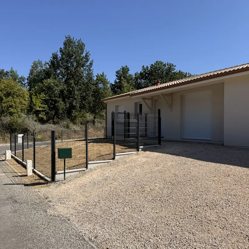 Clôture et cour en gravier