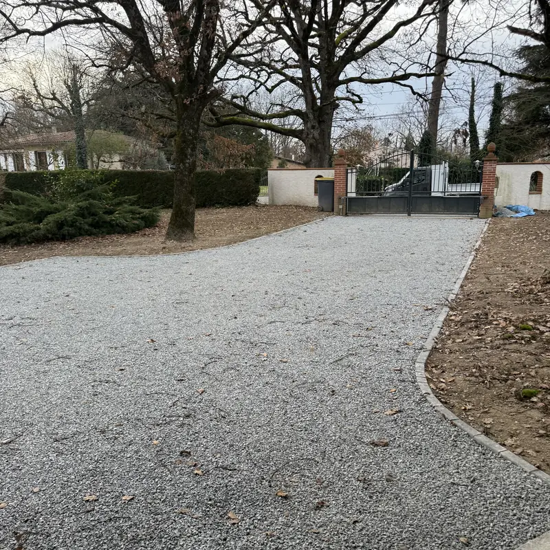 Allée gravillonnée et portail