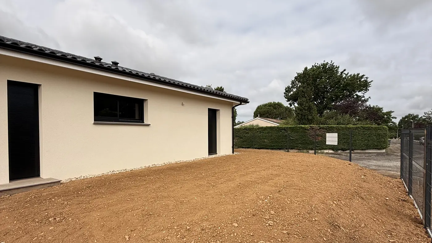 Terrassement autour d'une maison neuve