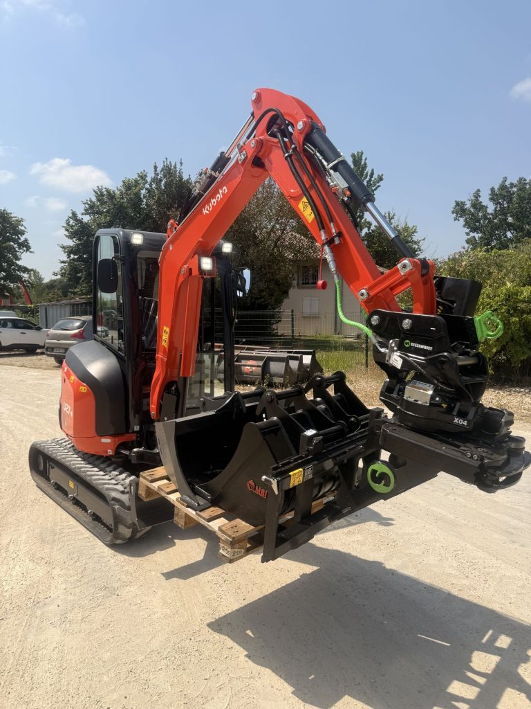 Mini-pelle Kubota U27-4 avec tiltrotateur Steelwrist — 2GTP